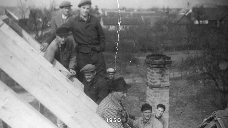 Eine Arbeitergruppe auf dem Dach 1950