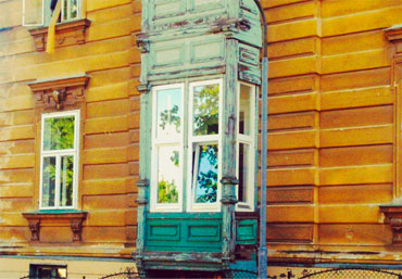 Baufälliger Erker bei einem Haus in Wien